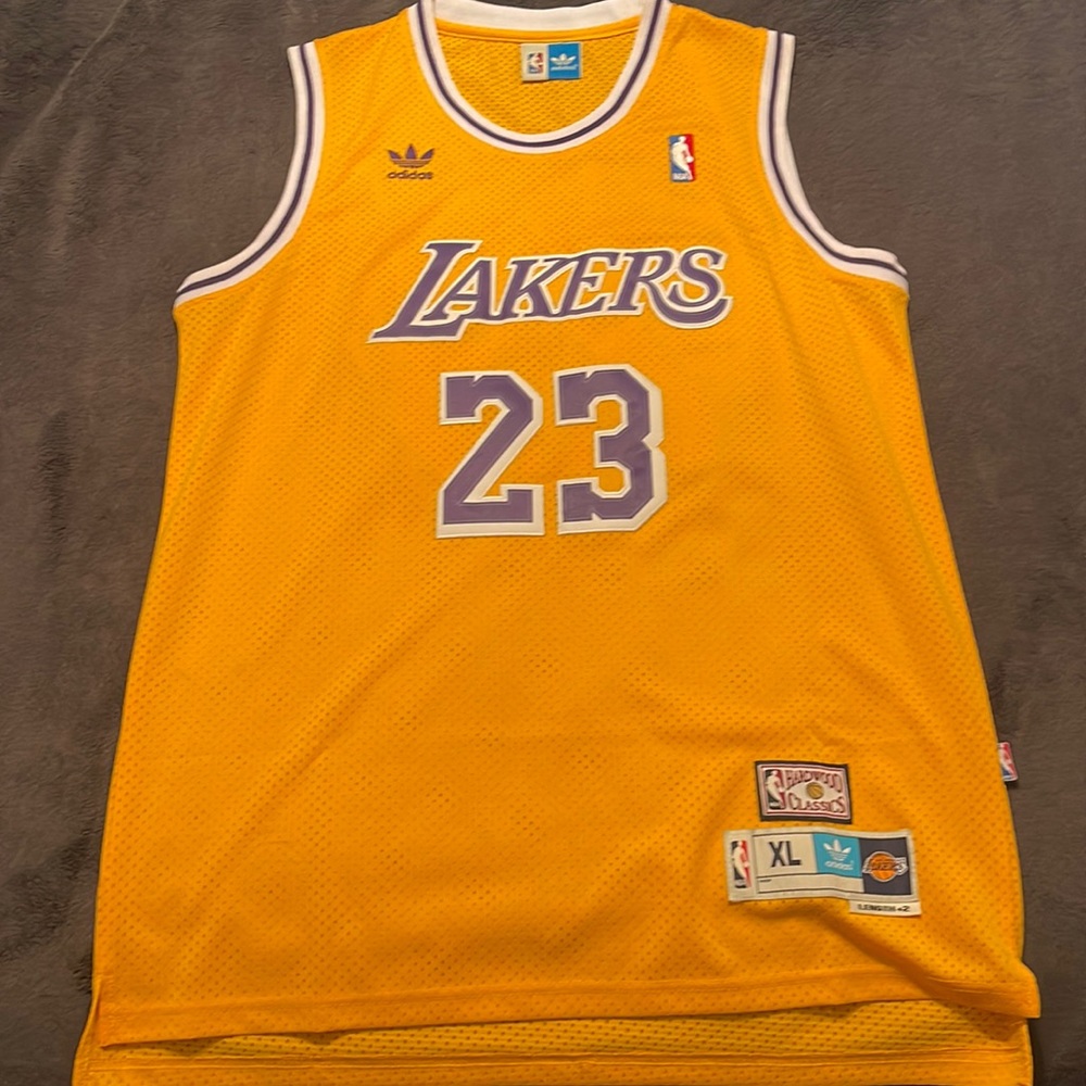 Lakers gold and purple LeBron James jersey size XL